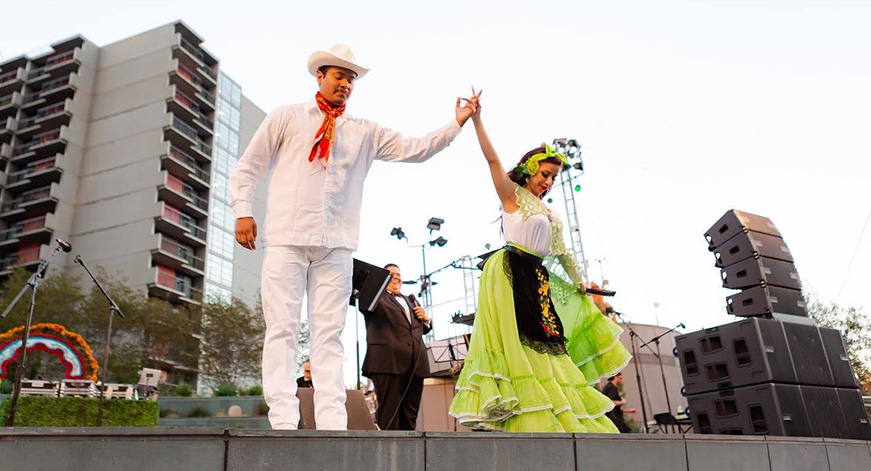 Photo Depicting depicting two traditional mexican dancers